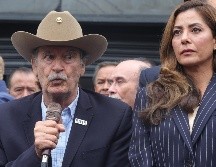 El expresidente de México Vicente Fox (i) habla junto a Verónica Ruffo, hija del exgobernador de Baja California Ernesto 