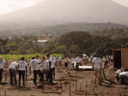 Más de 12 mil viviendas resultaron totalmente destruidas y otras 75,000 sufrieron averías significativas, sumado al colapso de más de 170 edificios, lo que subraya la magnitud de la crisis habitacional que organizaciones como Techo buscan mitigar. TECHO ESPECIAL