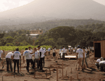 Más de 12 mil viviendas resultaron totalmente destruidas y otras 75,000 sufrieron averías significativas, sumado al colapso de más de 170 edificios, lo que subraya la magnitud de la crisis habitacional que organizaciones como Techo buscan mitigar. TECHO ESPECIAL