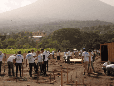 Más de 12 mil viviendas resultaron totalmente destruidas y otras 75,000 sufrieron averías significativas, sumado al colapso de más de 170 edificios, lo que subraya la magnitud de la crisis habitacional que organizaciones como Techo buscan mitigar. TECHO ESPECIAL