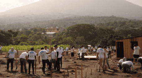 Más de 12 mil viviendas resultaron totalmente destruidas y otras 75,000 sufrieron averías significativas, sumado al colapso de más de 170 edificios, lo que subraya la magnitud de la crisis habitacional que organizaciones como Techo buscan mitigar. TECHO ESPECIAL