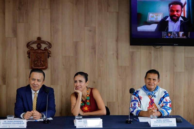 El vicerrector adjunto academico y de investigación de la UDG, Jaime Andrade; la rectora del Centro Universitario del Norte, Adira Fierro, y el presidente del Premio de Literaturas Indígenas de America (PLIA), Gabriel Pacheco, anuncian al escritor guatemalteco Wingston González (en pantalla) como ganador del Premio de Literaturas Indígenas de America 2026. EFE/ F. GUASCO