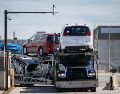 Un camión de transporte que lleva Chrysler Pacificas sale de la planta de ensamblaje de Windsor, en Ontario, Canadá. AP/D. Melmer