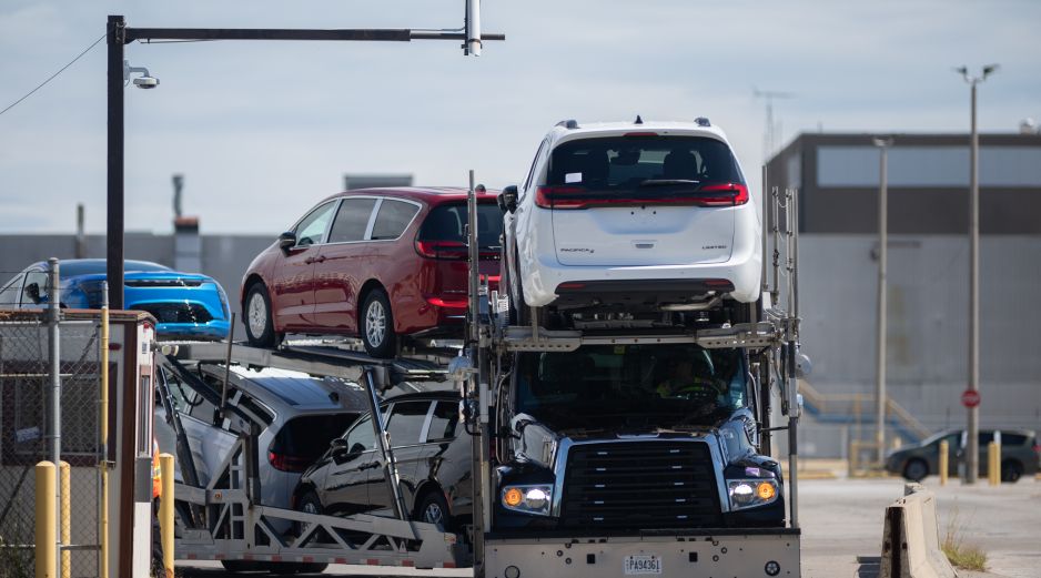 Un camión de transporte que lleva Chrysler Pacificas sale de la planta de ensamblaje de Windsor, en Ontario, Canadá. AP/D. Melmer