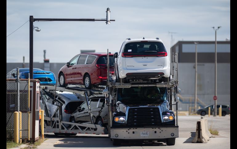 Un camión de transporte que lleva Chrysler Pacificas sale de la planta de ensamblaje de Windsor, en Ontario, Canadá. AP/D. Melmer