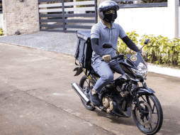 La evolución de los lubricantes para motocicletas ha llevado a las marcas a desarrollar fórmulas cada vez más sofisticadas para combatir el desgaste urbano. CANVA