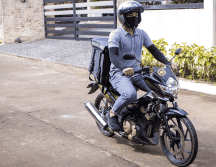 La evolución de los lubricantes para motocicletas ha llevado a las marcas a desarrollar fórmulas cada vez más sofisticadas para combatir el desgaste urbano. CANVA