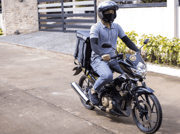 La evolución de los lubricantes para motocicletas ha llevado a las marcas a desarrollar fórmulas cada vez más sofisticadas para combatir el desgaste urbano. CANVA
