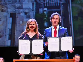 La rectora general de la Universidad de Guadalajara (UdeG), Karla Planter, y el director del Hub de Ciudades, Patricio Ovalle Wood, firmaron una carta de acuerdo. ESPECIAL/UdeG
