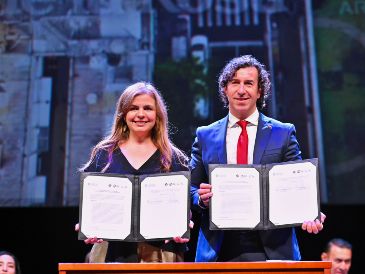 La rectora general de la Universidad de Guadalajara (UdeG), Karla Planter, y el director del Hub de Ciudades, Patricio Ovalle Wood, firmaron una carta de acuerdo. ESPECIAL/UdeG