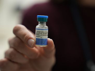 La doctora Jessica Early sostiene un frasco de la vacuna combinada contra el sarampión, las paperas y la rubéola en Prisma Health Pediatrics en Greer, Carolina del Sur. AP/ARCHIVO