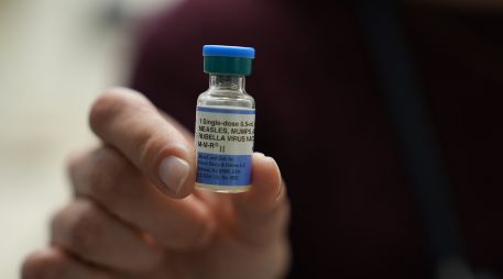 La doctora Jessica Early sostiene un frasco de la vacuna combinada contra el sarampión, las paperas y la rubéola en Prisma Health Pediatrics en Greer, Carolina del Sur. AP/ARCHIVO
