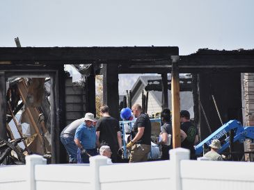 Investigadores trabajan en el sitio donde una familia fue asesinada y la casa incendiada, en Billings, Montana. AP/M. Brown