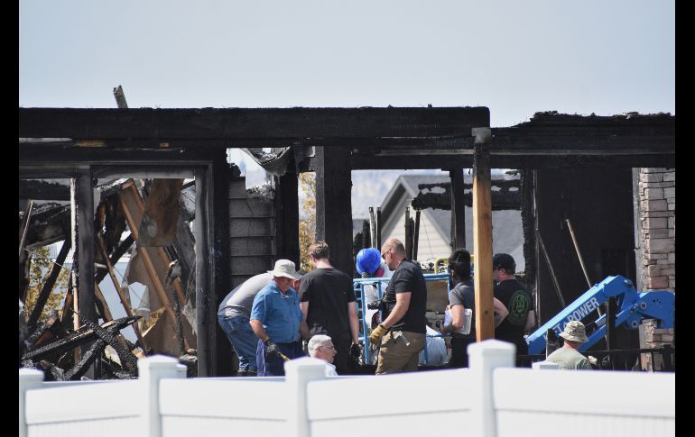 Investigadores trabajan en el sitio donde una familia fue asesinada y la casa incendiada, en Billings, Montana. AP/M. Brown