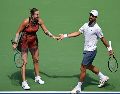 Aryna Sabalenka y Novak Djokovic. El estreno dejó una primera manga favorable, pero la reacción de sus adversarios terminó por inclinar el duelo y cerrar su aventura en la modalidad. EFE/M. Lawrence