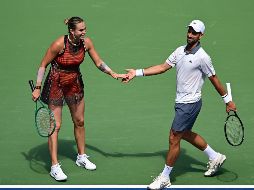 Aryna Sabalenka y Novak Djokovic. El estreno dejó una primera manga favorable, pero la reacción de sus adversarios terminó por inclinar el duelo y cerrar su aventura en la modalidad. EFE/M. Lawrence