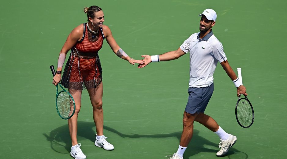 Aryna Sabalenka y Novak Djokovic. El estreno dejó una primera manga favorable, pero la reacción de sus adversarios terminó por inclinar el duelo y cerrar su aventura en la modalidad. EFE/M. Lawrence