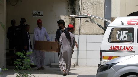 La intensidad del incendio fue muy alta y que los bebés sufrieron quemaduras graves, por lo que se requieren pruebas de ADN para su identificación. EFE/S. Shahzad