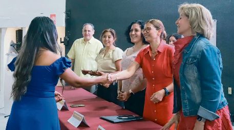 Se entregaron recursos a 63 mujeres para fortalecer o poner en marcha sus emprendimientos. ESPECIAL