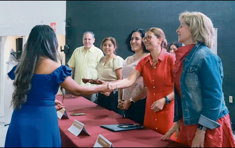 Se entregaron recursos a 63 mujeres para fortalecer o poner en marcha sus emprendimientos. ESPECIAL