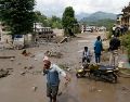 Expertos climáticos señalaron que la inundación repentina (riada) del miércoles en Nepal pudo tener su origen en una avalancha procedente de un glaciar. EFE / N. Sherestha