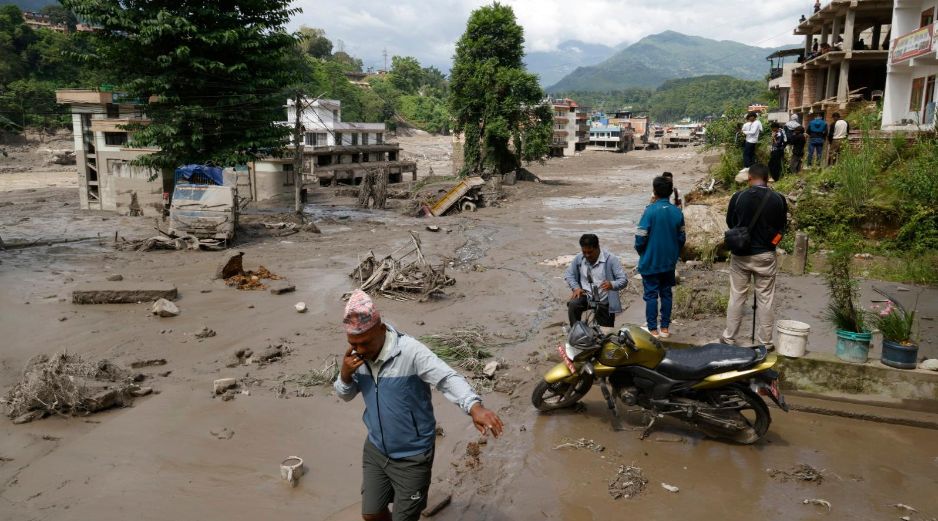 Expertos climáticos señalaron que la inundación repentina (riada) del miércoles en Nepal pudo tener su origen en una avalancha procedente de un glaciar. EFE / N. Sherestha
