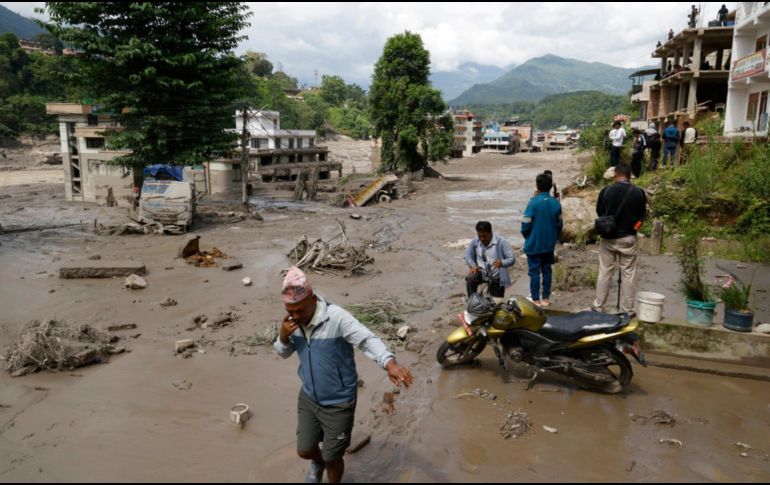 Expertos climáticos señalaron que la inundación repentina (riada) del miércoles en Nepal pudo tener su origen en una avalancha procedente de un glaciar. EFE / N. Sherestha