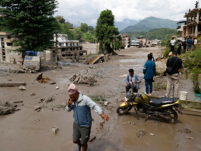 Expertos climáticos señalaron que la inundación repentina (riada) del miércoles en Nepal pudo tener su origen en una avalancha procedente de un glaciar. EFE / N. Sherestha