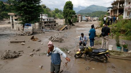 Expertos climáticos señalaron que la inundación repentina (riada) del miércoles en Nepal pudo tener su origen en una avalancha procedente de un glaciar. EFE / N. Sherestha