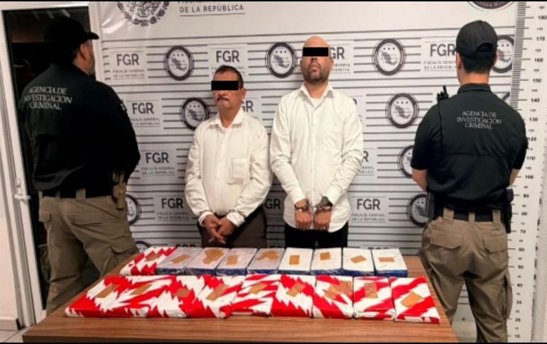 Las autoridades encontraron 10 paquetes con un peso total de 10 kilogramos de fentanilo y otros ocho con ocho kilogramos de heroína, además de varios dispositivos móviles. ESPECIAL/Gabinete de Seguridad