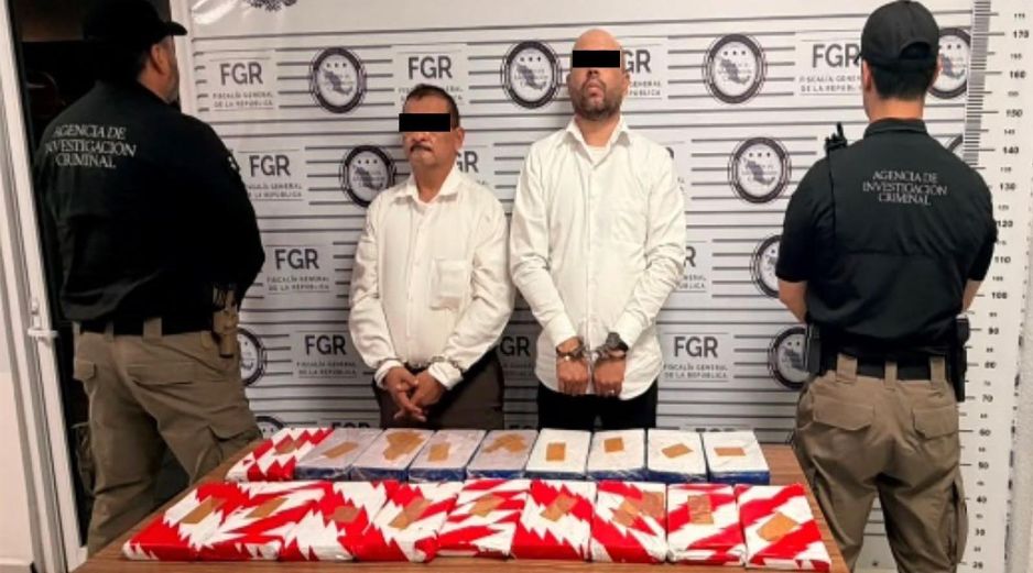 Las autoridades encontraron 10 paquetes con un peso total de 10 kilogramos de fentanilo y otros ocho con ocho kilogramos de heroína, además de varios dispositivos móviles. ESPECIAL/Gabinete de Seguridad
