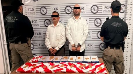 Las autoridades encontraron 10 paquetes con un peso total de 10 kilogramos de fentanilo y otros ocho con ocho kilogramos de heroína, además de varios dispositivos móviles. ESPECIAL/Gabinete de Seguridad