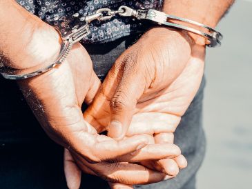 Ecuador vive desde 2024 bajo un estado de "conflicto armado interno" que declaró el presidente Daniel Noboa para intensificar la lucha contra las bandas criminales, a las que pasó a llamar "terroristas". PEXELS