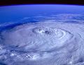 El Centro Nacional de Huracanes de EU informó que existen condiciones algo favorables para que el área de tormentas eléctricas ubicada al sur de las islas de Cabo Verde se organice y pueda convertirse en una depresión tropical durante la próxima semana. ESPECIAL / CANVA
