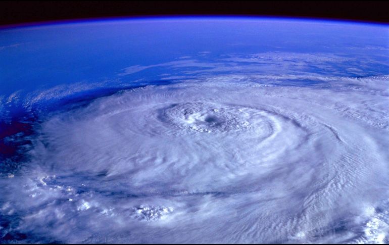 El Centro Nacional de Huracanes de EU informó que existen condiciones algo favorables para que el área de tormentas eléctricas ubicada al sur de las islas de Cabo Verde se organice y pueda convertirse en una depresión tropical durante la próxima semana. ESPECIAL / CANVA