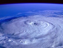 El Centro Nacional de Huracanes de EU informó que existen condiciones algo favorables para que el área de tormentas eléctricas ubicada al sur de las islas de Cabo Verde se organice y pueda convertirse en una depresión tropical durante la próxima semana. ESPECIAL / CANVA