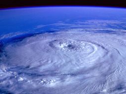 El Centro Nacional de Huracanes de EU informó que existen condiciones algo favorables para que el área de tormentas eléctricas ubicada al sur de las islas de Cabo Verde se organice y pueda convertirse en una depresión tropical durante la próxima semana. ESPECIAL / CANVA