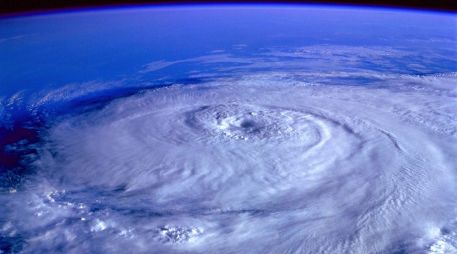 El Centro Nacional de Huracanes de EU informó que existen condiciones algo favorables para que el área de tormentas eléctricas ubicada al sur de las islas de Cabo Verde se organice y pueda convertirse en una depresión tropical durante la próxima semana. ESPECIAL / CANVA