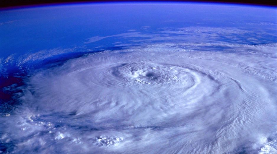 El Centro Nacional de Huracanes de EU informó que existen condiciones algo favorables para que el área de tormentas eléctricas ubicada al sur de las islas de Cabo Verde se organice y pueda convertirse en una depresión tropical durante la próxima semana. ESPECIAL / CANVA