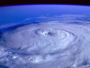 El Centro Nacional de Huracanes de EU informó que existen condiciones algo favorables para que el área de tormentas eléctricas ubicada al sur de las islas de Cabo Verde se organice y pueda convertirse en una depresión tropical durante la próxima semana. ESPECIAL / CANVA