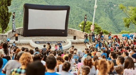 Ver una película al aire libre, recostado sobre el pasto y bajo el cielo estrellado, es una experiencia que se puede disfrutar en Guadalajara. ESPECIAL/ FACEBOOK / Cinema Live Guadalajara