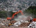 Maquinaria pesada remueve escombros de edificios colapsados tras el terremoto de magnitud 7.4 que azotó a Colombia el pasado 10 de agosto. EFE/ E. Guzmán