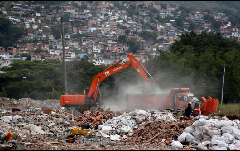 Maquinaria pesada remueve escombros de edificios colapsados tras el terremoto de magnitud 7.4 que azotó a Colombia el pasado 10 de agosto. EFE/ E. Guzmán