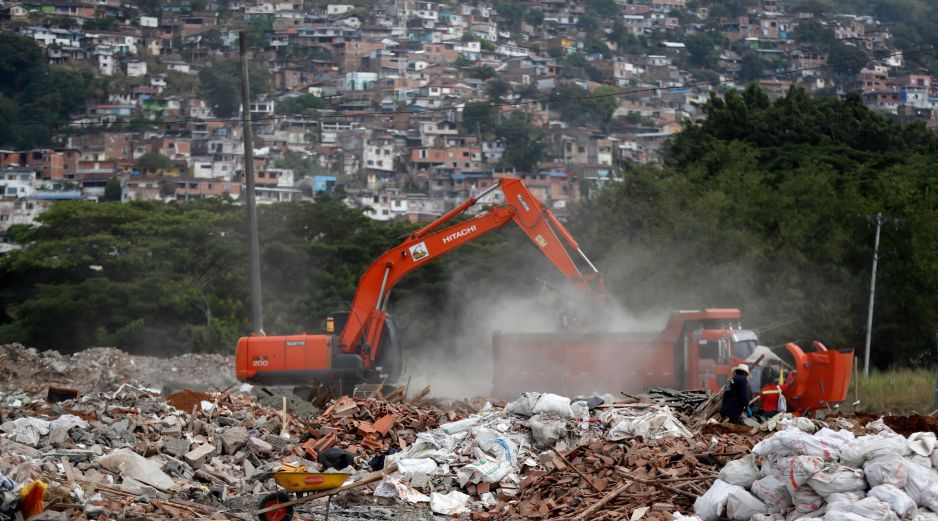 Maquinaria pesada remueve escombros de edificios colapsados tras el terremoto de magnitud 7.4 que azotó a Colombia el pasado 10 de agosto. EFE/ E. Guzmán