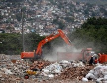 Maquinaria pesada remueve escombros de edificios colapsados tras el terremoto de magnitud 7.4 que azotó a Colombia el pasado 10 de agosto. EFE/ E. Guzmán