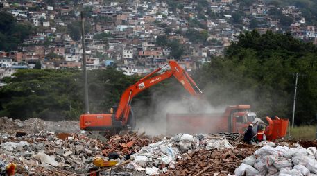 Maquinaria pesada remueve escombros de edificios colapsados tras el terremoto de magnitud 7.4 que azotó a Colombia el pasado 10 de agosto. EFE/ E. Guzmán