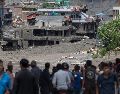 El desastre dañó al menos 19 puentes transitables y unos 40 kilómetros de carreteras, además de proyectos hidroeléctricos y otras infraestructuras en Nepal. EFE / N. Sherestha