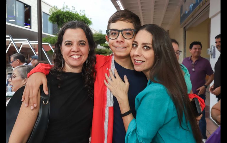 Abril Domínguez, Daniel Valdez e Italia Ochoa. GENTE BIEN JALISCO / Revista del 28 de agosto 2026