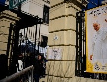 Una pancarta del papa León XIV cuelga en el exterior de la iglesia de San Cayetano. AP/Natacha Pisarenko