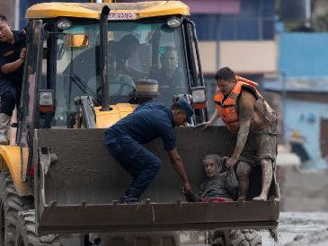 Los equipos de rescate transportan a una anciana rescatada de un hogar de ancianos en Devighat tras una inundación repentina en Trishuli Bazar, distrito de Nuwakot, Nepal, el 26 de agosto de 2026. EFE/N. SHRESTHA